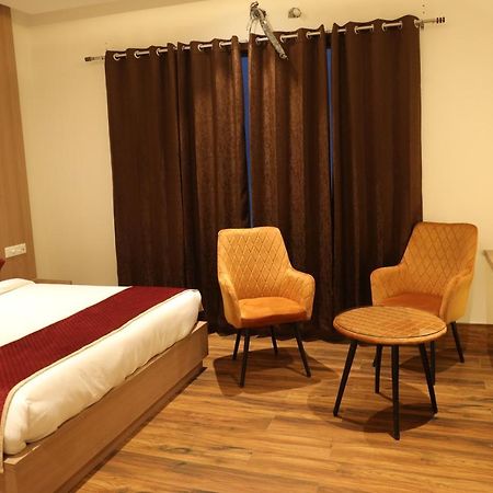 Hotel Crown Savoy, Near Railway Station & Guru Nanak Dev University Amritsar Ngoại thất bức ảnh