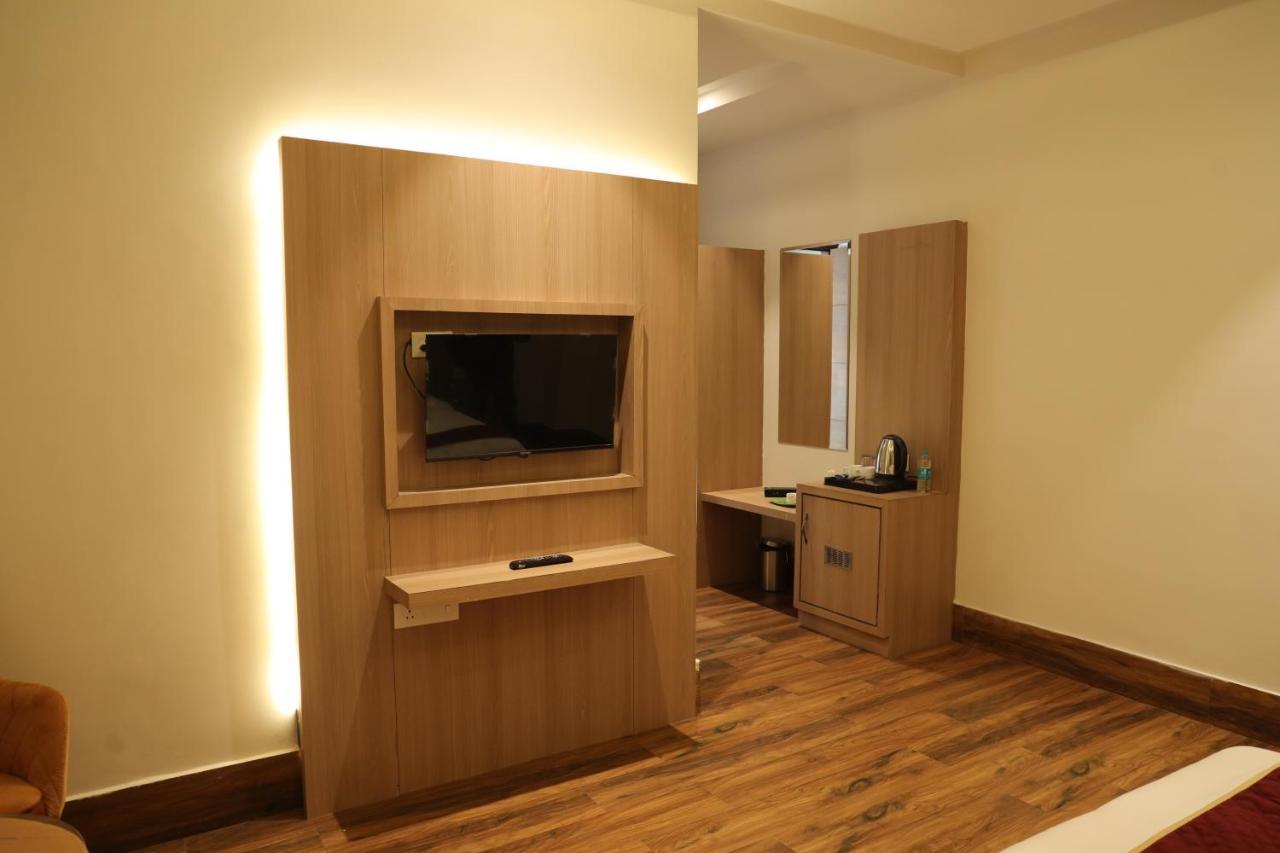 Hotel Crown Savoy, Near Railway Station & Guru Nanak Dev University Amritsar Ngoại thất bức ảnh