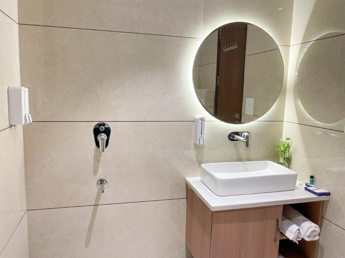 Hotel Crown Savoy, Near Railway Station & Guru Nanak Dev University Amritsar Ngoại thất bức ảnh