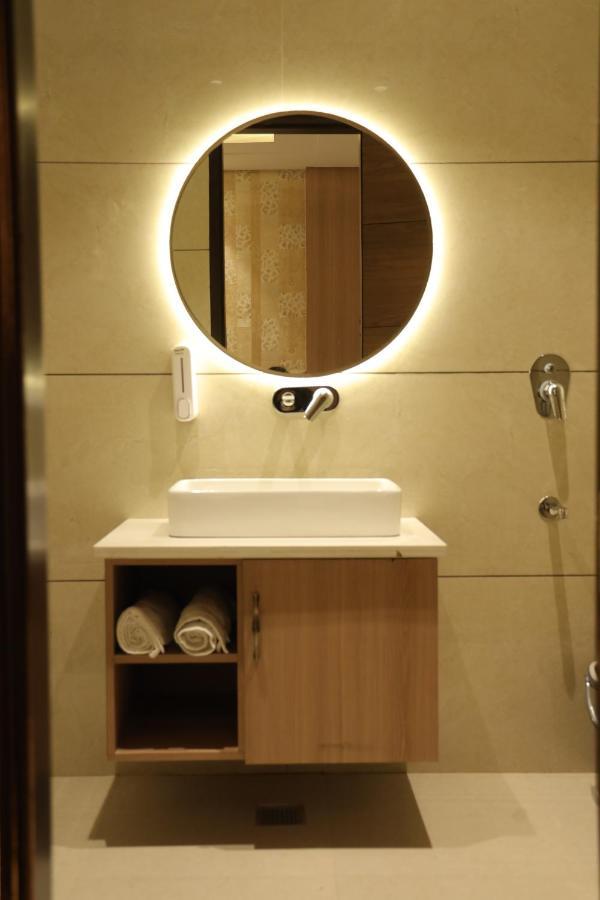 Hotel Crown Savoy, Near Railway Station & Guru Nanak Dev University Amritsar Ngoại thất bức ảnh