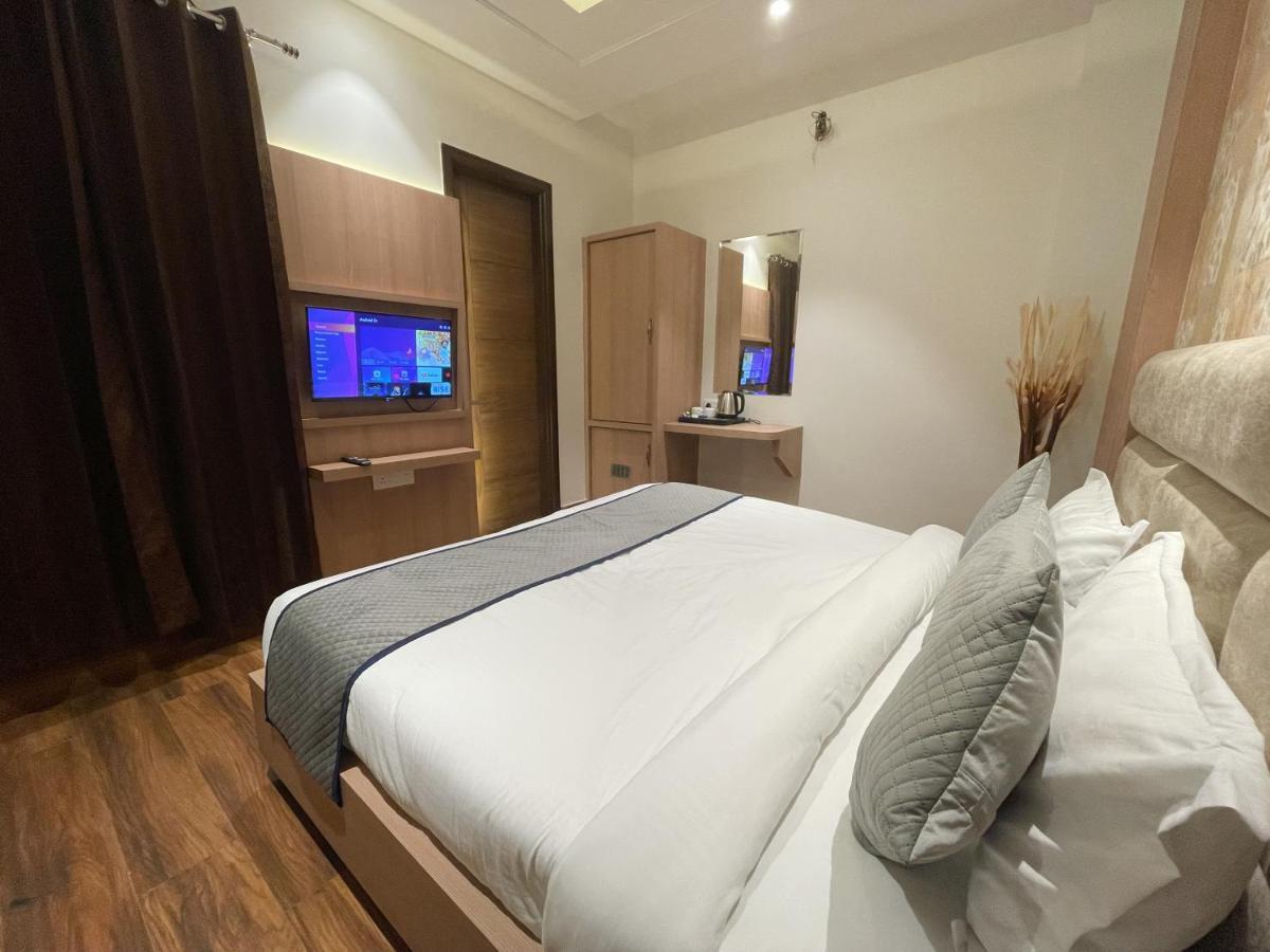 Hotel Crown Savoy, Near Railway Station & Guru Nanak Dev University Amritsar Ngoại thất bức ảnh
