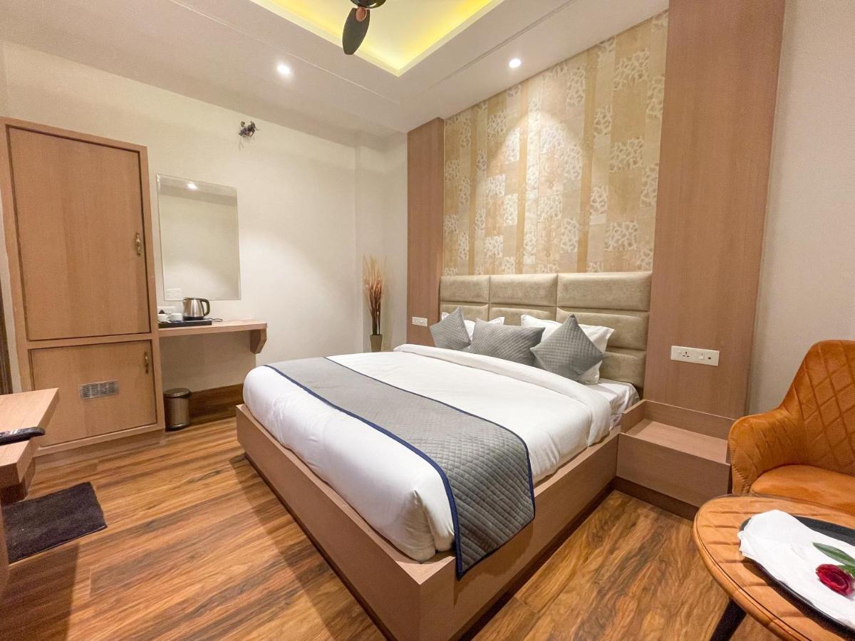 Hotel Crown Savoy, Near Railway Station & Guru Nanak Dev University Amritsar Ngoại thất bức ảnh