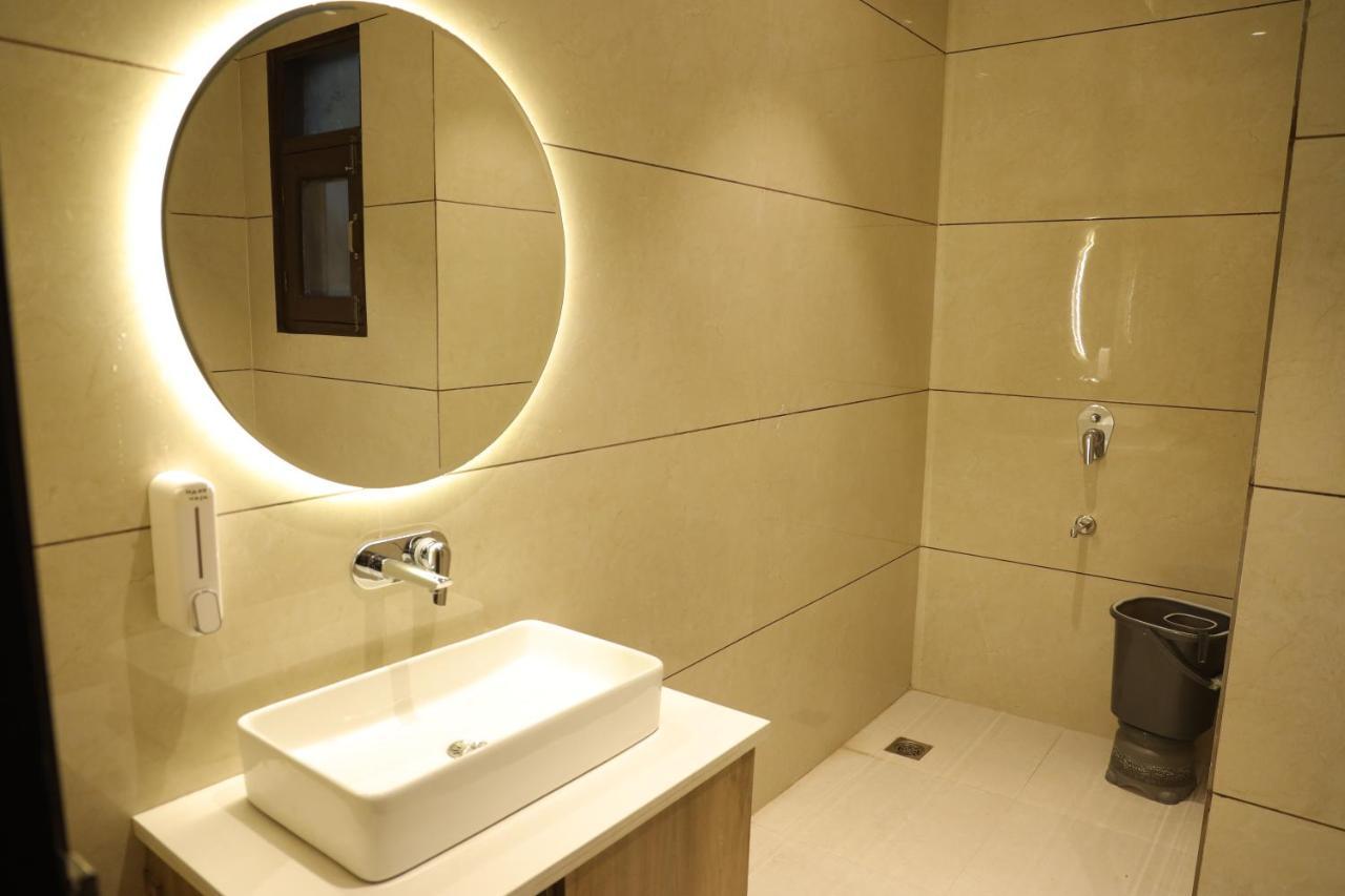 Hotel Crown Savoy, Near Railway Station & Guru Nanak Dev University Amritsar Ngoại thất bức ảnh