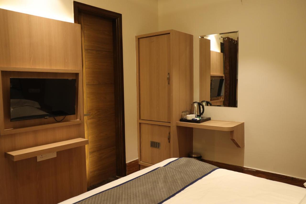 Hotel Crown Savoy, Near Railway Station & Guru Nanak Dev University Amritsar Ngoại thất bức ảnh