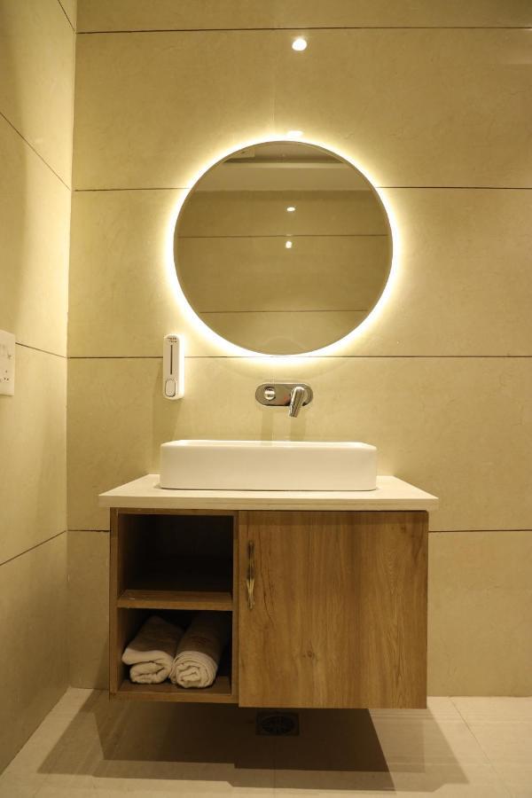 Hotel Crown Savoy, Near Railway Station & Guru Nanak Dev University Amritsar Ngoại thất bức ảnh